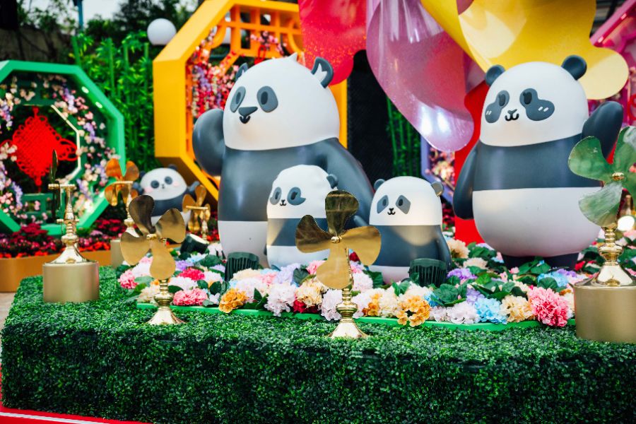 Lunar New Year photo spot with windmill and panda (Ocean Park)