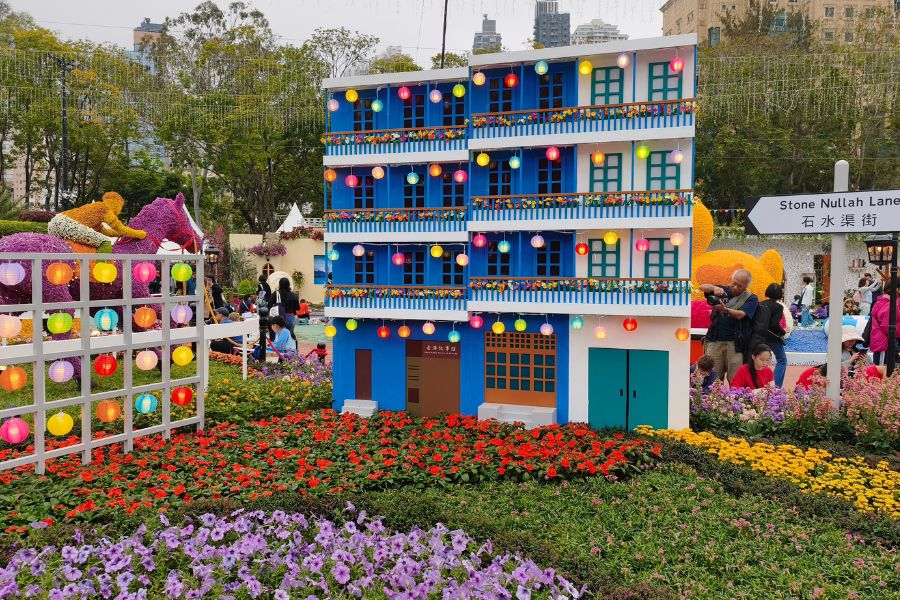 Wan Chai's Blue House floral display with lantern lights (The HK HUB)
