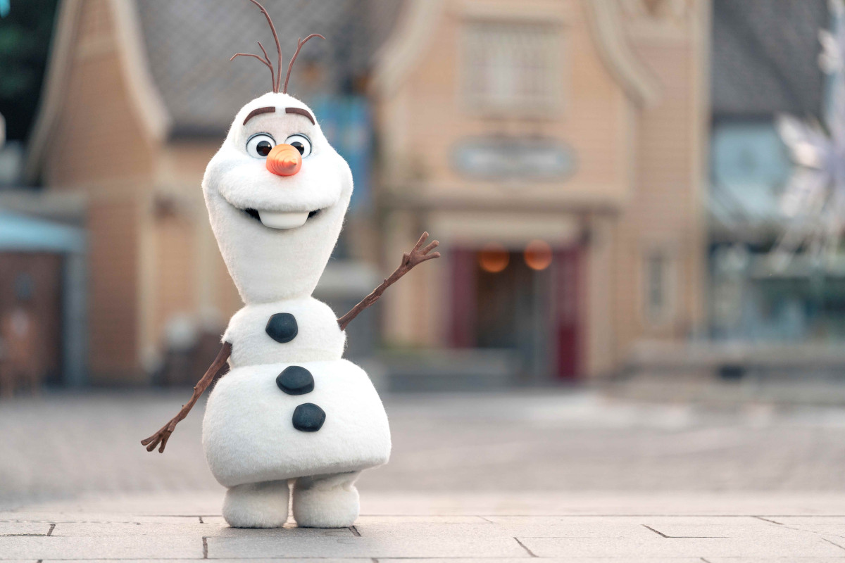 Robotic Olaf Set To Start Roaming Hong Kong Disneyland In Early May robot olaf hong kong