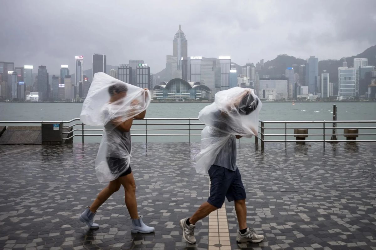 El Niño To Strengthen from October, Experts Warns Record Heat And Heavy Rain For Hong Kong 2 people on tsim sha tsui promenade during typhoon