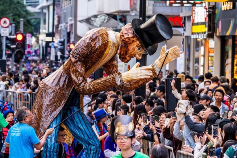 Giant Fairytale Puppets and Free Arts Carnival Return to Victoria Park This November arts in the park parade