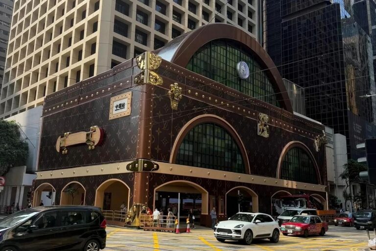 louis vuitton flagship hong kong central giant trunk