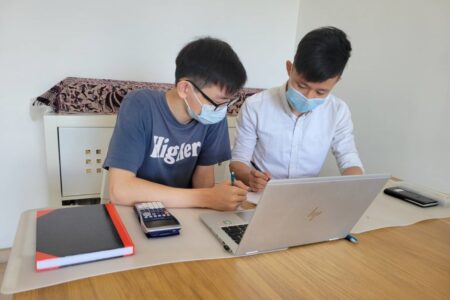 math tutor vic li tutoring a student